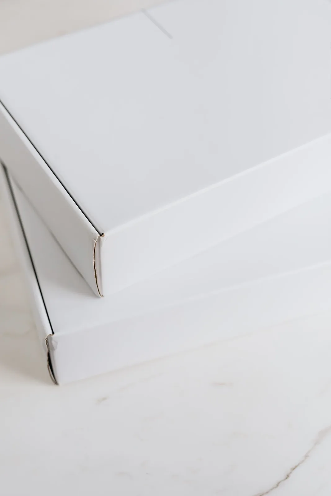 Cận cảnh hộp carton trắng tối giản