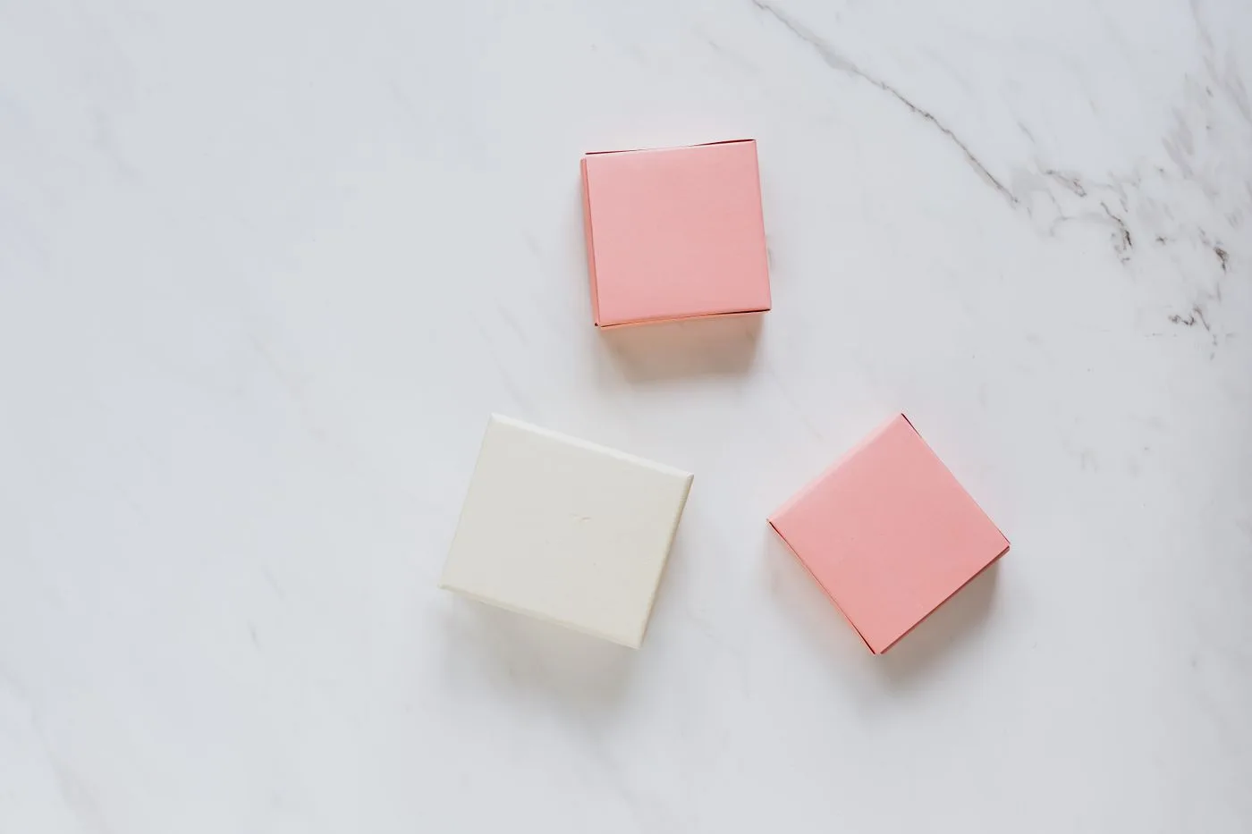 Nhóm hộp quà pastel chụp từ trên xuống