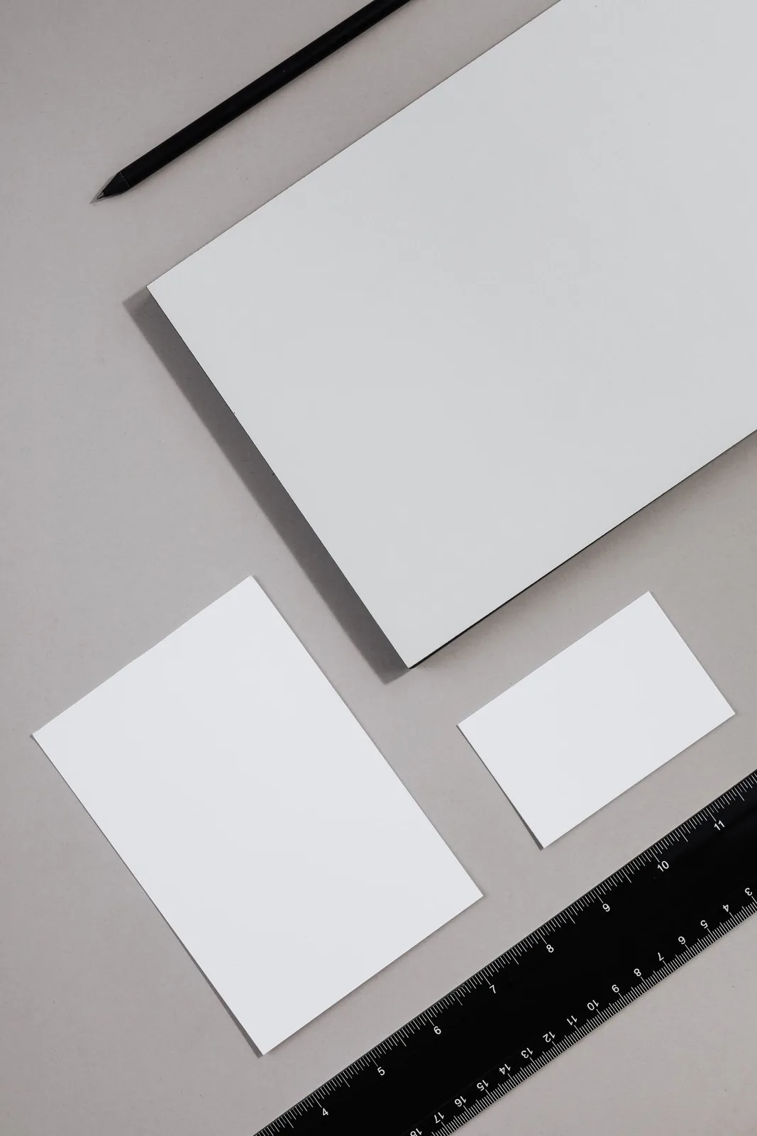 Các tờ giấy và name card cho bộ nhận diện văn phòng